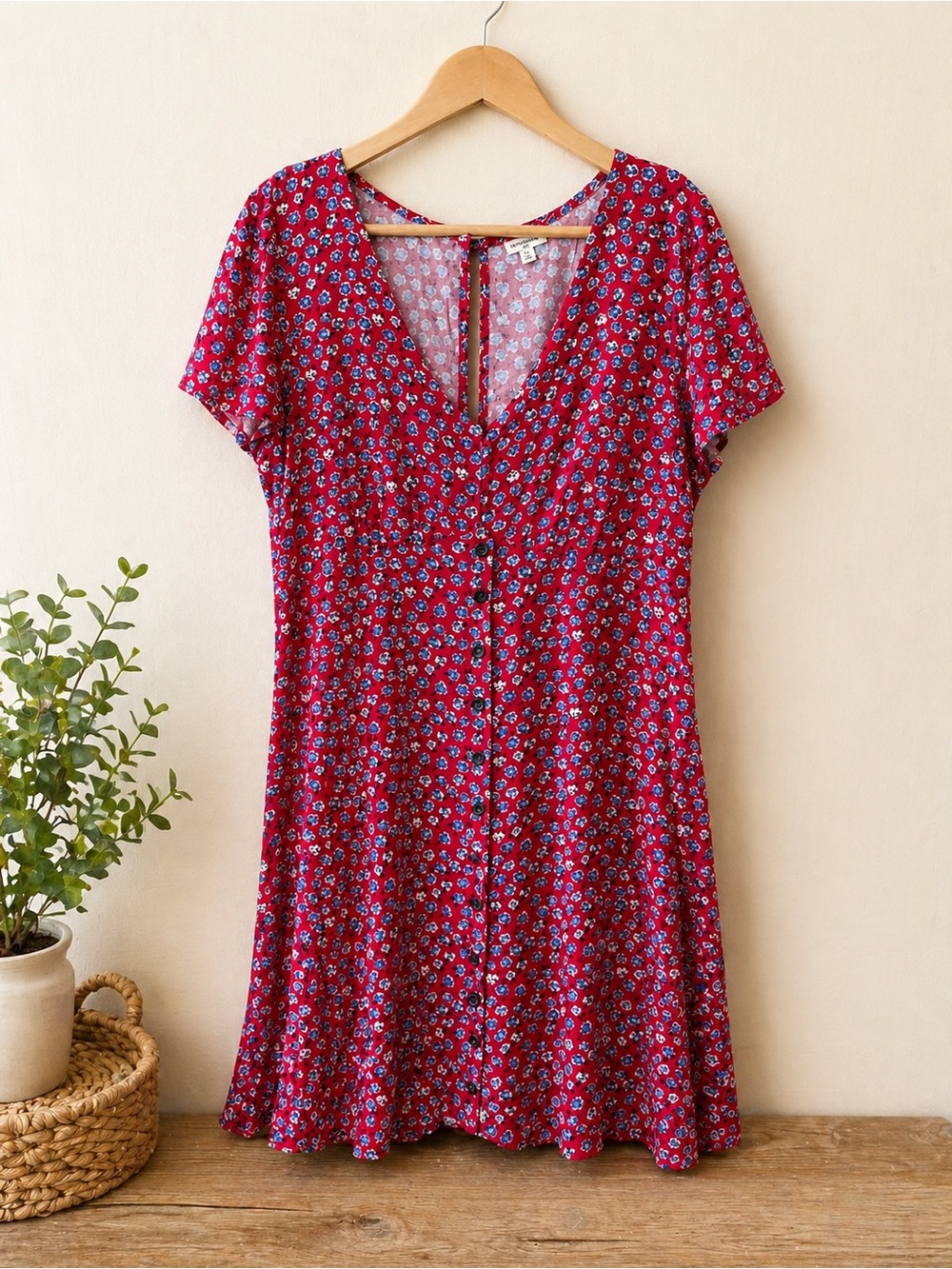 Women’s Red Floral V-Neck Button-Front Dress